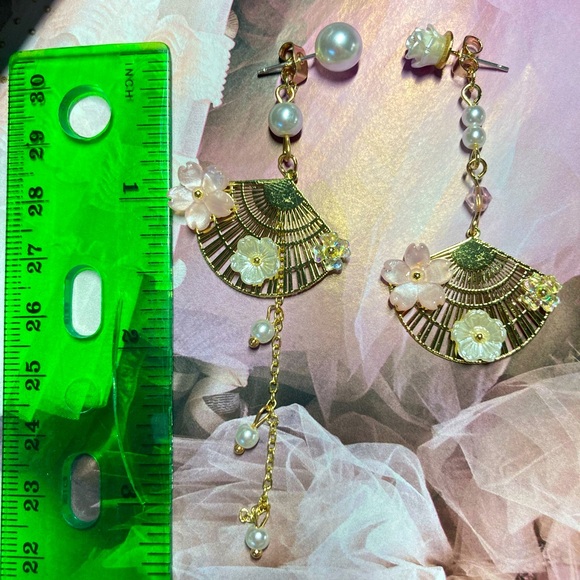 Pink White Flower 🌸 Asymmetrical Earrings - Picture 4 of 4